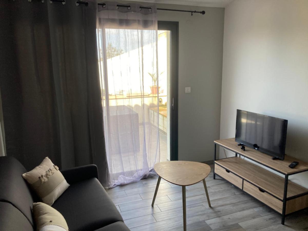 Studio Meuble Du Bourg Puymiclan Bagian luar foto
